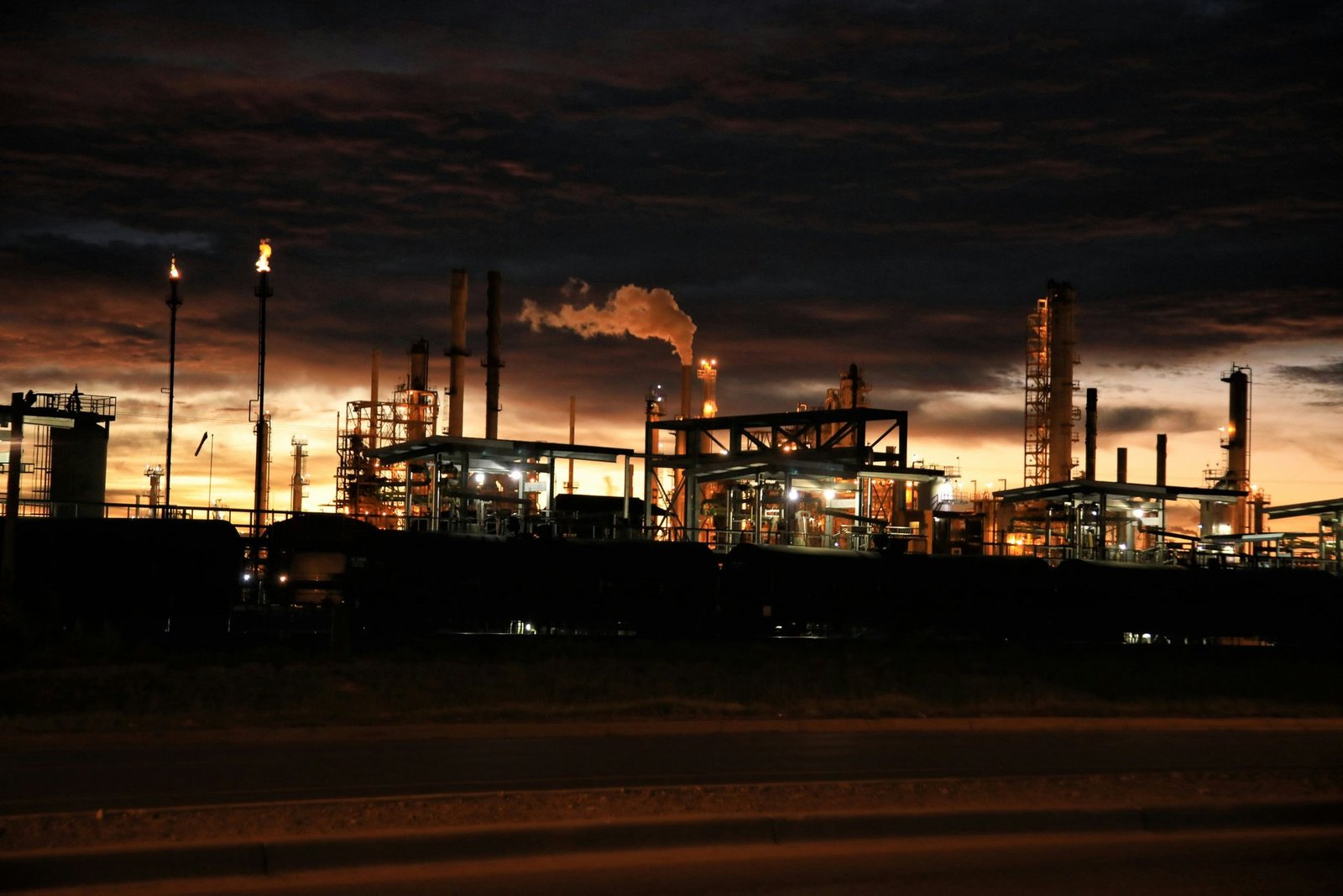 Refining and petrochemical plant operating at night